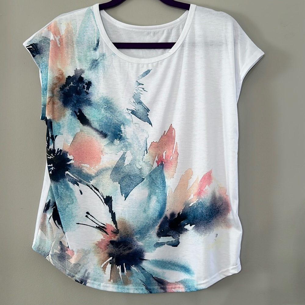 🌟 BNWOT Floral Henley Tee!